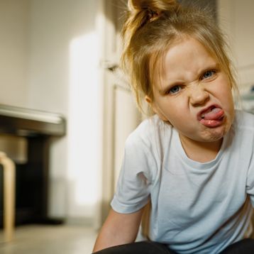 Niña haciendo burla