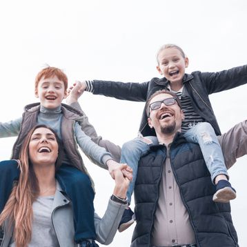 Familia con niños encima