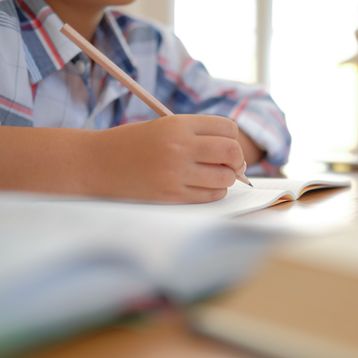 Niño escribiendo 